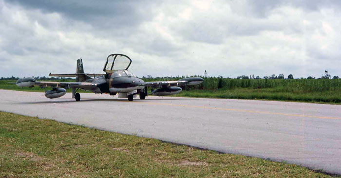 NAM IMAGES - Página 2 Bt-ab-9-flightline-t37-cessna-tweety-bird-perimeter-towers-bunkers-summerfield