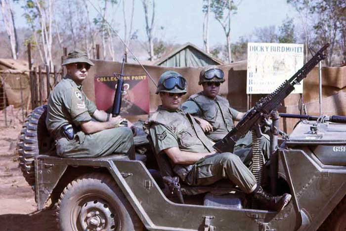 NAM IMAGES - Página 2 Nd-nui-dat-auss-3-vc-prisoner-holding-area-dicky-bird-motel-qrt-jeep-us-sps-summerfield