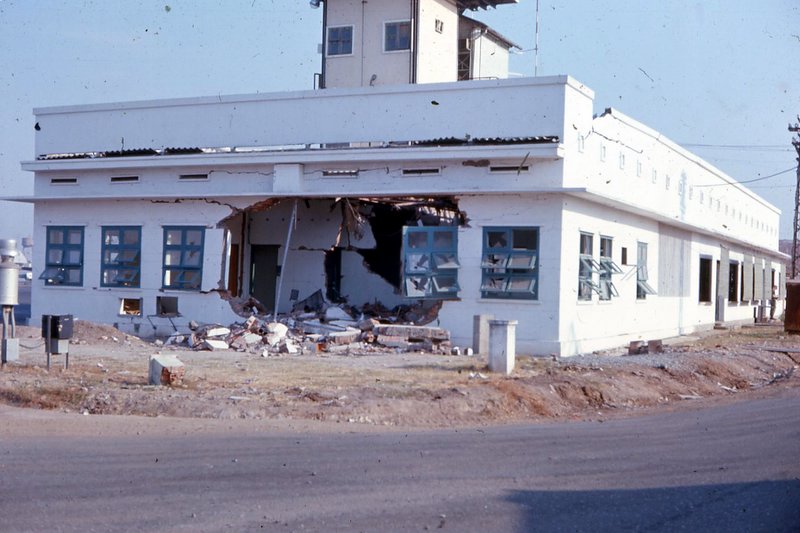 NAM IMAGES - Página 2 Tsn-377th-sps-5-control-tower-direct-hit-122mm-rocket-summerfield