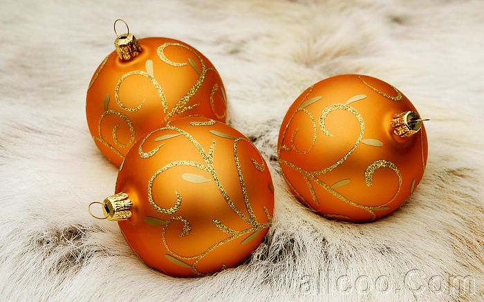 Trái noel từ Wallcoo.com Golden_yellow_Christmas_ball_christmas_bauble_1630717