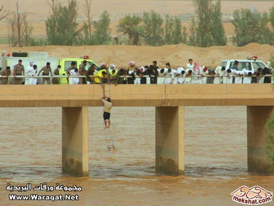 الدفاع المدني ينقذ مصريين جرفهما وادي الرمة..!! Masry-fialwadi2