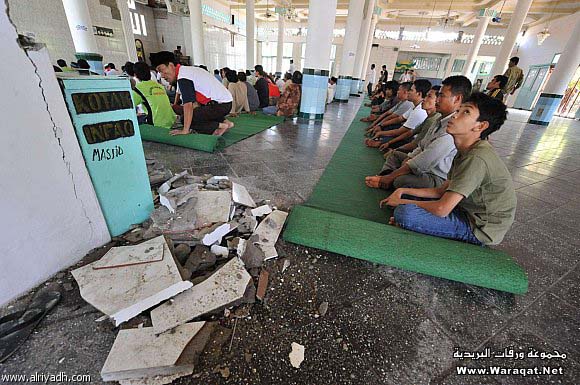 مأساة أندونيسيا : الزلزال لا يمنع من إقامة صلاة الجمعة( بالصور ) Indonesia13