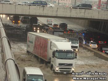 فيديو + صور : أمطار وسيول وبرد وغرق سيارات وانهيار أنفاق وسقوط أعمدة كهرباء في الرياض Riyadh-raining67