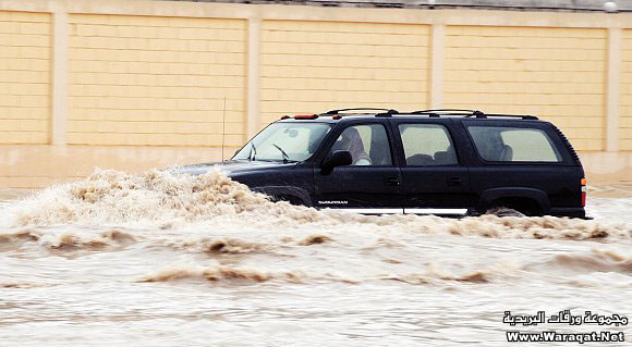 فيديو + صور : أمطار وسيول وبرد وغرق سيارات وانهيار أنفاق وسقوط أعمدة كهرباء في الرياض Riyadh-raining_28