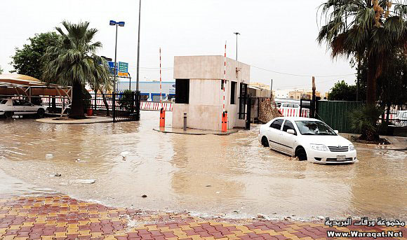 فيديو + صور : أمطار وسيول وبرد وغرق سيارات وانهيار أنفاق وسقوط أعمدة كهرباء في الرياض Riyadh-raining_31