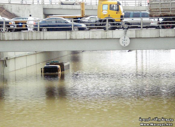 فيديو + صور : أمطار وسيول وبرد وغرق سيارات وانهيار أنفاق وسقوط أعمدة كهرباء في الرياض Riyadh-raining_32