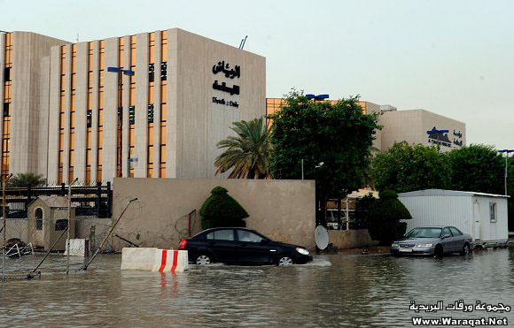 فيديو + صور : أمطار وسيول وبرد وغرق سيارات وانهيار أنفاق وسقوط أعمدة كهرباء في الرياض Riyadh-raining_33