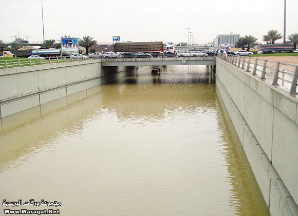 فيديو + صور : أمطار وسيول وبرد وغرق سيارات وانهيار أنفاق وسقوط أعمدة كهرباء في الرياض Riyadh-raining_34