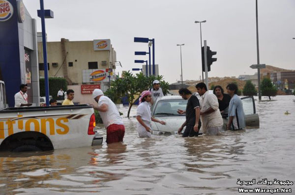 فيديو + صور : أمطار وسيول وبرد وغرق سيارات وانهيار أنفاق وسقوط أعمدة كهرباء في الرياض Riyadh-raining_53