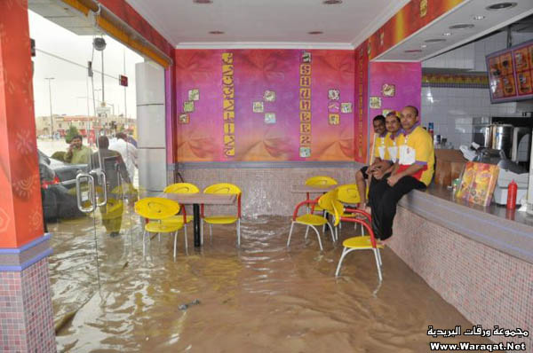 فيديو + صور : أمطار وسيول وبرد وغرق سيارات وانهيار أنفاق وسقوط أعمدة كهرباء في الرياض Riyadh-raining_65