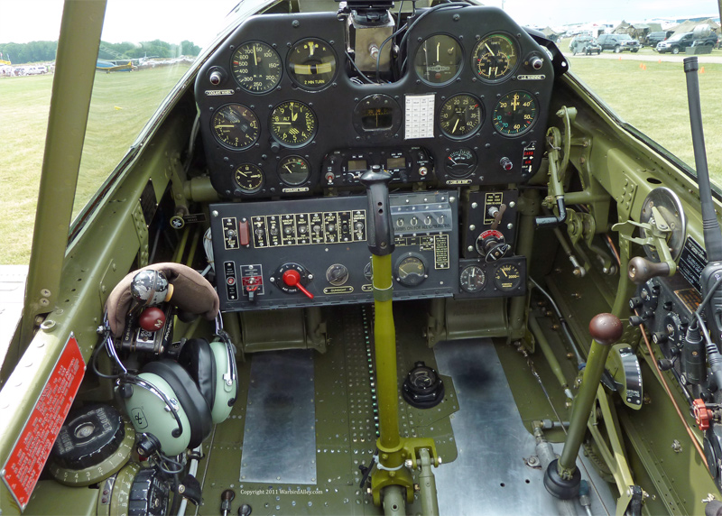 Curtiss P-40E : Doc et infos P40-cockpit-800