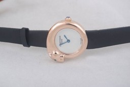 تصاميم مجانية وخدمه بأقل من 24 ساعه منتدى الابداع العربي - صفحة 21 Modern-Cartier-Classic-Quartz-Rose-Gold-Case-with