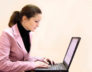 صور جميلة لحواء بجهاز الكمبيوتر Women-computer