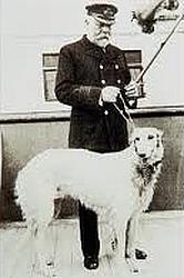 La fameuse photographie où Edward Smith pose avec un chien Titanic_dog1