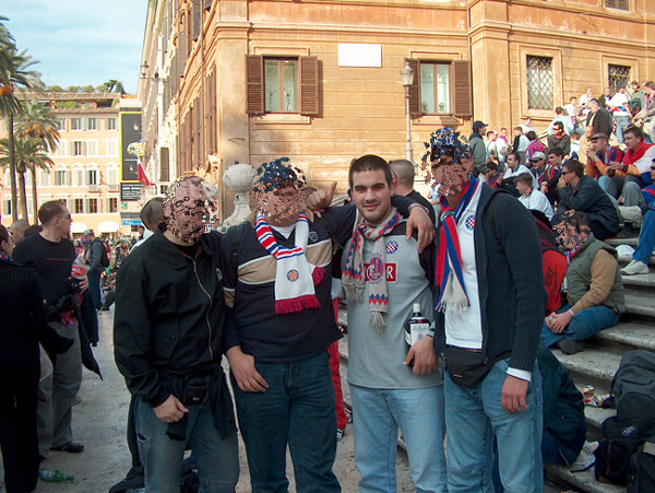 Hommage Rendu en tribune - Page 2 Roma-hajduk