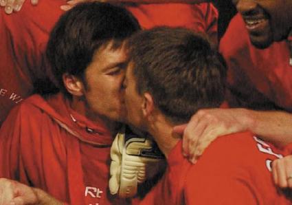 Hot, A kiss??? - Page 2 Alanso%20gerrard%20gay-thumb-425x298