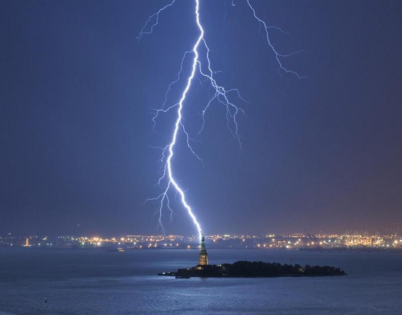 quand la nature se dechaine ! Lightning-bolt-strikes-statue-of-liberty
