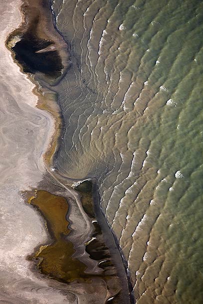 Lundi 10 janvier 2011 : An aerial swell picture Waves-breaking-on-Lake-Turkana-shore-aerial-shot-Kenya_F2F0881-J