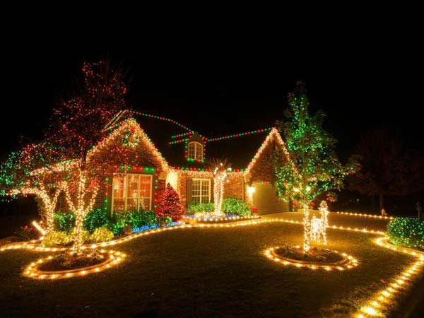 கிறிஸ்துமஸிற்கு வீட்டின் வெளியே அலங்கரிப்பது எப்படி? Outdoor-Christmas-Lighting-Decorations-2
