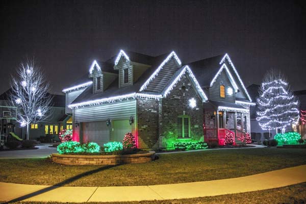 கிறிஸ்துமஸிற்கு வீட்டின் வெளியே அலங்கரிப்பது எப்படி? Outdoor-Christmas-Lighting-Decorations-29