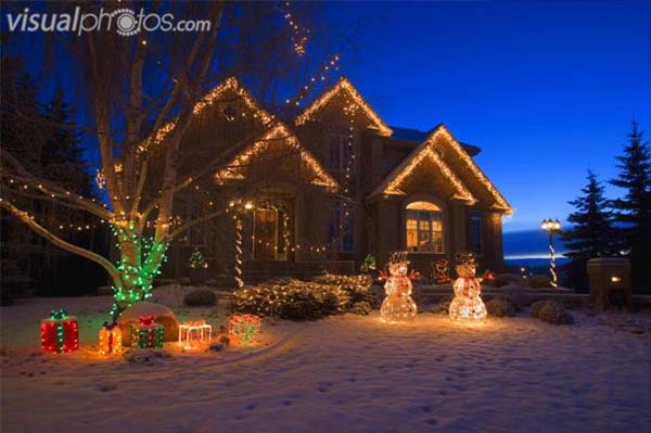 கிறிஸ்துமஸிற்கு வீட்டின் வெளியே அலங்கரிப்பது எப்படி? - Page 2 Outdoor-Christmas-Lighting-Decorations-37