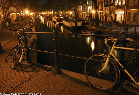 امستردامـ بالليلـ Bikes_and_canals_by_night