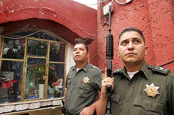 Policia Federal (Fotografias) - Página 6 20070423-mexico