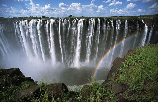 اكبر شلال في العالم Rainbow-over-victoria-falls