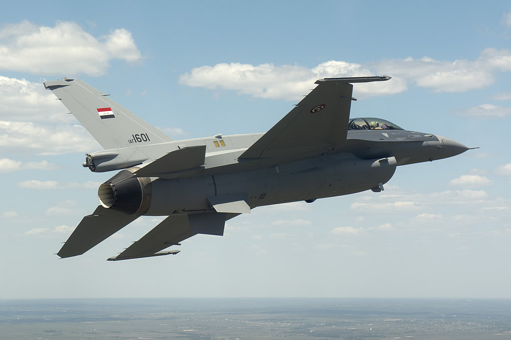 الولايات المتحده تعلق تسليم مقاتلات اف-16 للعراق AIR_F-16D-IQ-52_1st_Flight_LMCO_lg