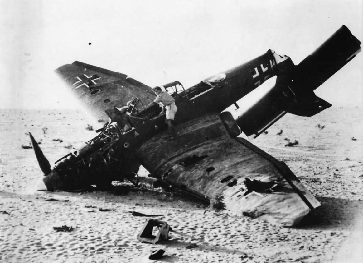 Tumban criminales helicóptero oficial por muerte de líder Junkers_Ju_87_Stuka_shot_down_over_El_Alamein