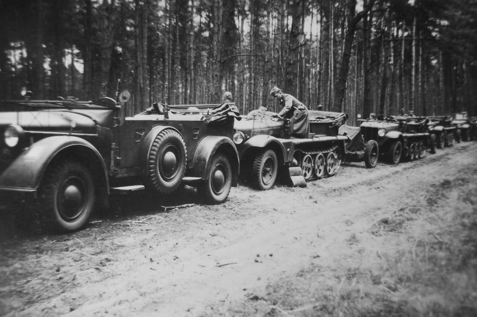 Sdkfz 10 d7 dak  "TERMINE" - Page 2 1to_Zugkraftwagen_SdKfz.10_halftracks_and_Horch_901_PKW