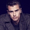 Mickael || Finichhh de chez FINIIIIII Theo-james-vanity-fair-mar-2014-02