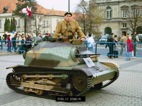 إيران تزيح الستار عن أسلحة متطورة في عرض عسكري   Polish-small-tank-tks