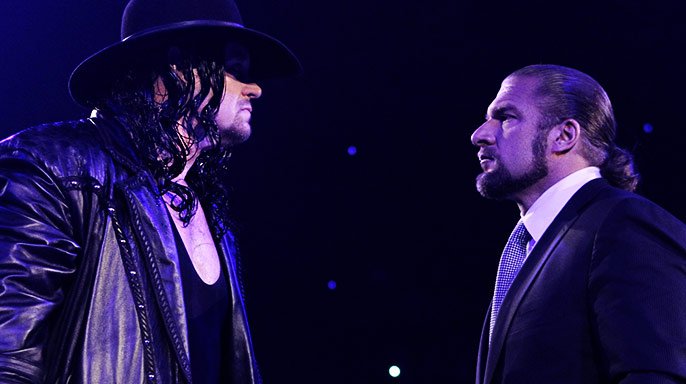 The Undertaker à WWE Raw Supershow cette nuit 20120202_raw_undertaker_hhh_c
