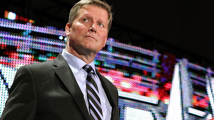 John Laurinaitis seguirá siendo el gerente general de Raw 20111014_raw_johnl_walkout_c