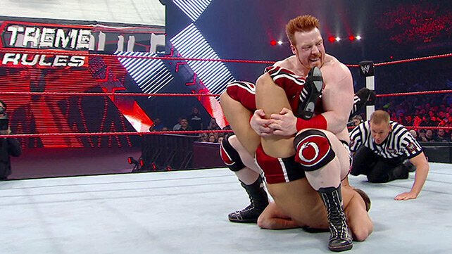 Extreme Rules 2012 - Page 4 20120429_LIGHT_ER_sheamus1_L