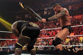 WWE RAW 08/09/2013 desde El Cairo, Egipto. Orton_chair_hellinacell268