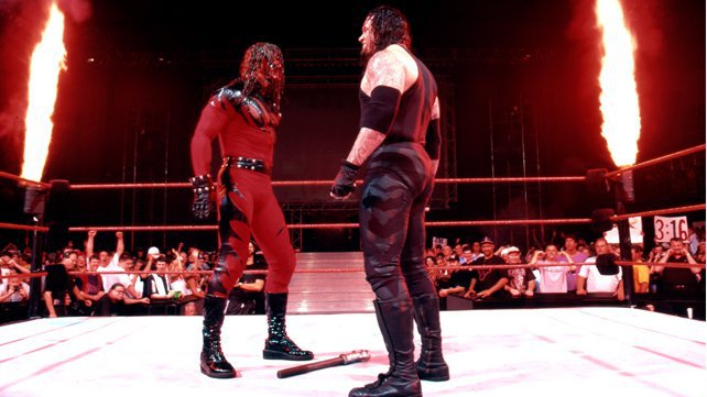 [Divers] Top 25 des feuds les plus personnelles selon WWE.com Kane_taker