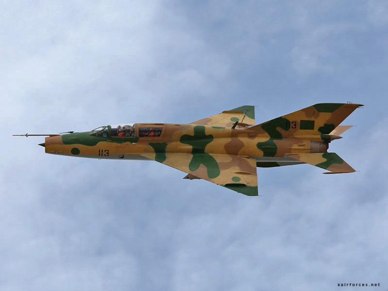 المقاتلة العجوز mig 21  واسطورتها وتاريخها حول العالم ^_^ MiG-21UM_LARAF_1131_800