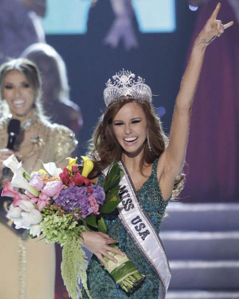 Quà sinh nhật MU lần 60 sẽ là Alyssa Campanella( Miss USA 2011) M4