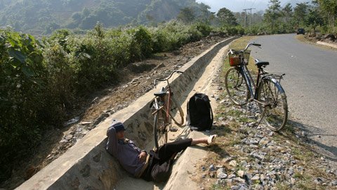 Hình ảnh "đầu không bảo được chân" chốn chợ phiên 20120511173917_13