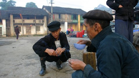 Hình ảnh "đầu không bảo được chân" chốn chợ phiên 20120511173917_2