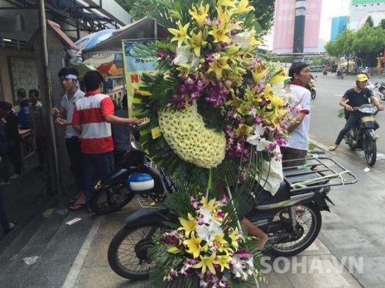 Vòng hoa của Angela Phương Trinh khiến người nhà Duy Nhân khó xử Vong-hoa-cua-angela-phuong-trinh-khien-nguoi-nha-duy-nhan-kho-xu