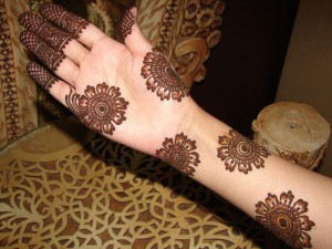 جميله لعرايس 2015 ، اروع نقوش حناء جديده مميزه للعروس Mehndi-henna-c-300x225