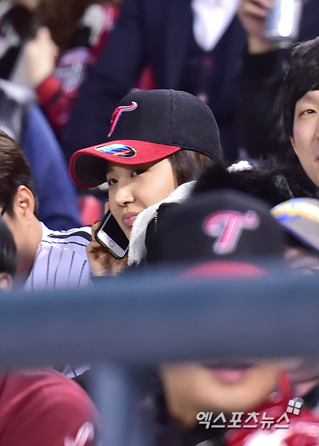 [PIC][31-10-2014]Yuri đến xem trận đấu bóng chày giữa hai đội Nexen Heroes và LG Twins vào tối nay 1414757213202