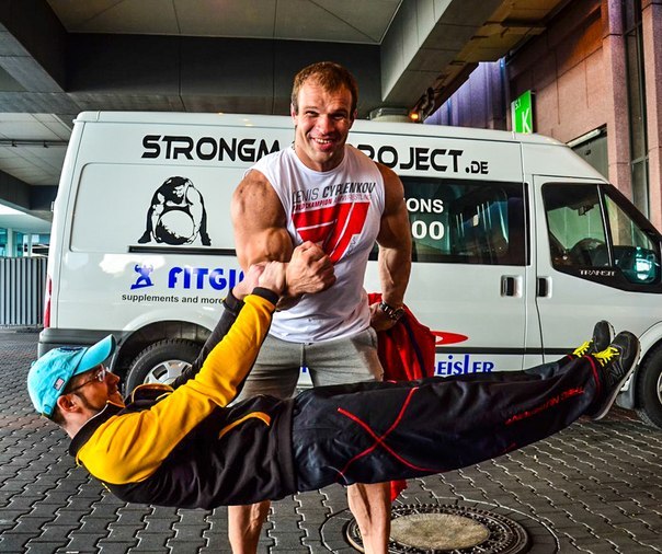 training with partner... ;) Denis-Cyplenkov-one-arm-isometric-hold