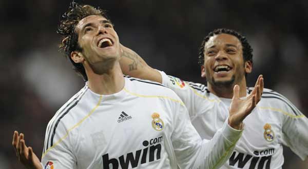 ميلان: التعاقد مع كاكا شبه مستحيل Kaka-and-Marcelo-6007-11-2011-12-39-25