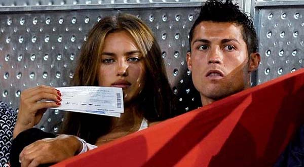 رفيقة كريستيانو رونالدو السابقة تحذره من "مكر" صديقته الحالية Ronaldo-and-Girlfriend-60013-3-2011-10-57-14