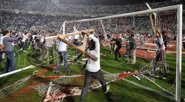 الشرطة تلقي القبض علي بعض من جماهير الزمالك لنزولهم الملعب Zamalek-sha6002-4-2011-23-15-59