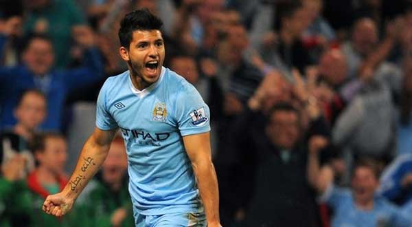 اجويرو يسجل هدفين ويقود مانشستر سيتي لفوز ساحق على سوانسي  Aguero-City-60015-8-2011-23-50-16